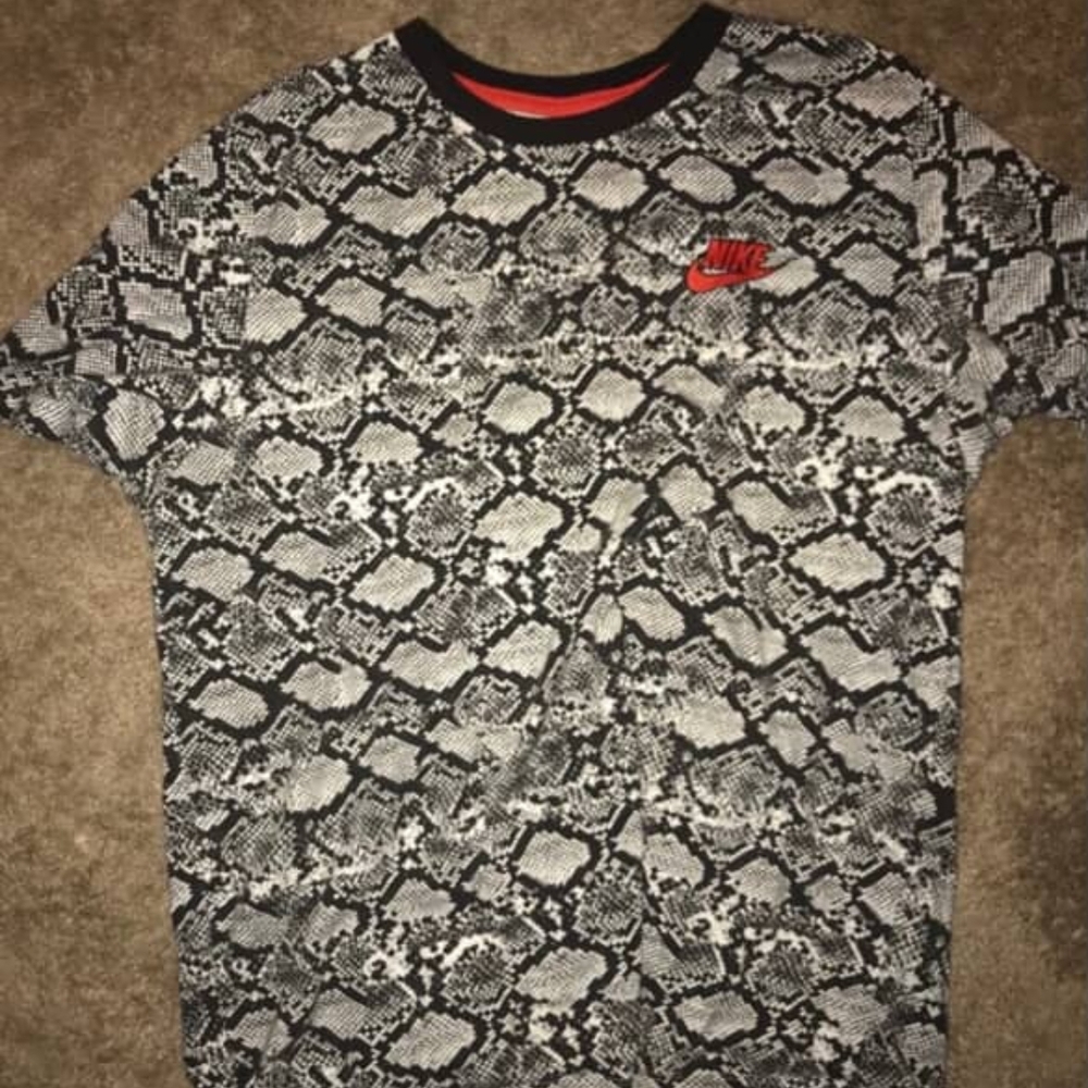 Nike Black and White Snake Pattern Tee Size L